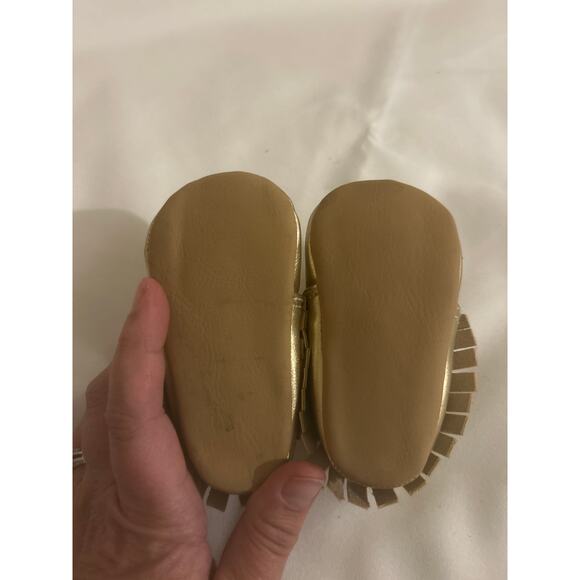 Old Navy Rose Gold Baby Girl Moccasins Size 2 Crib Shoes Fringe Slip On - Picture 4 of 4